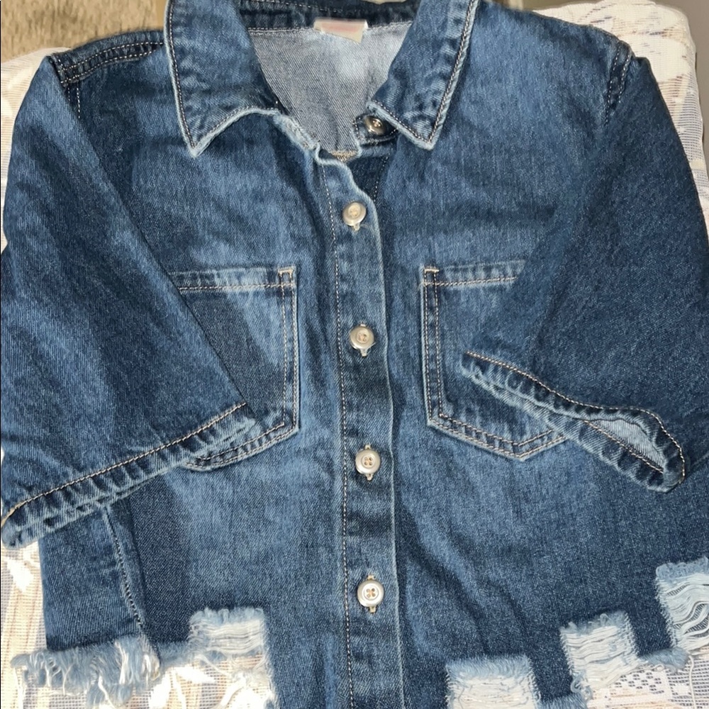 Stylish Denim Jacket with Frayed Hem